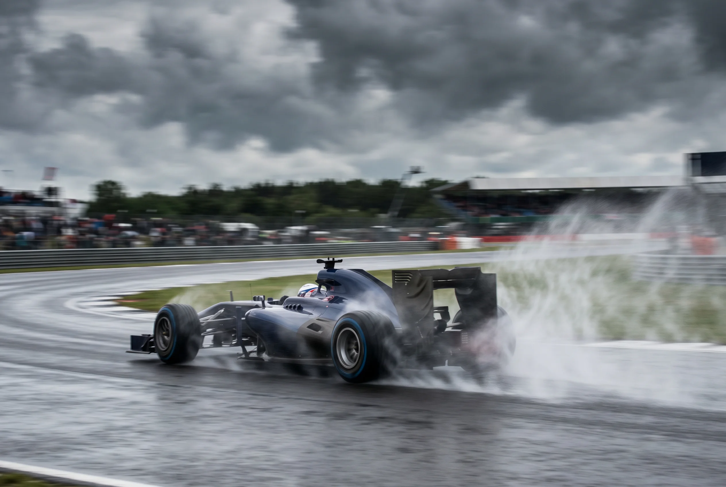 Formule 1-raceauto op een circuit met weddenschappen-odds op de voorgrond